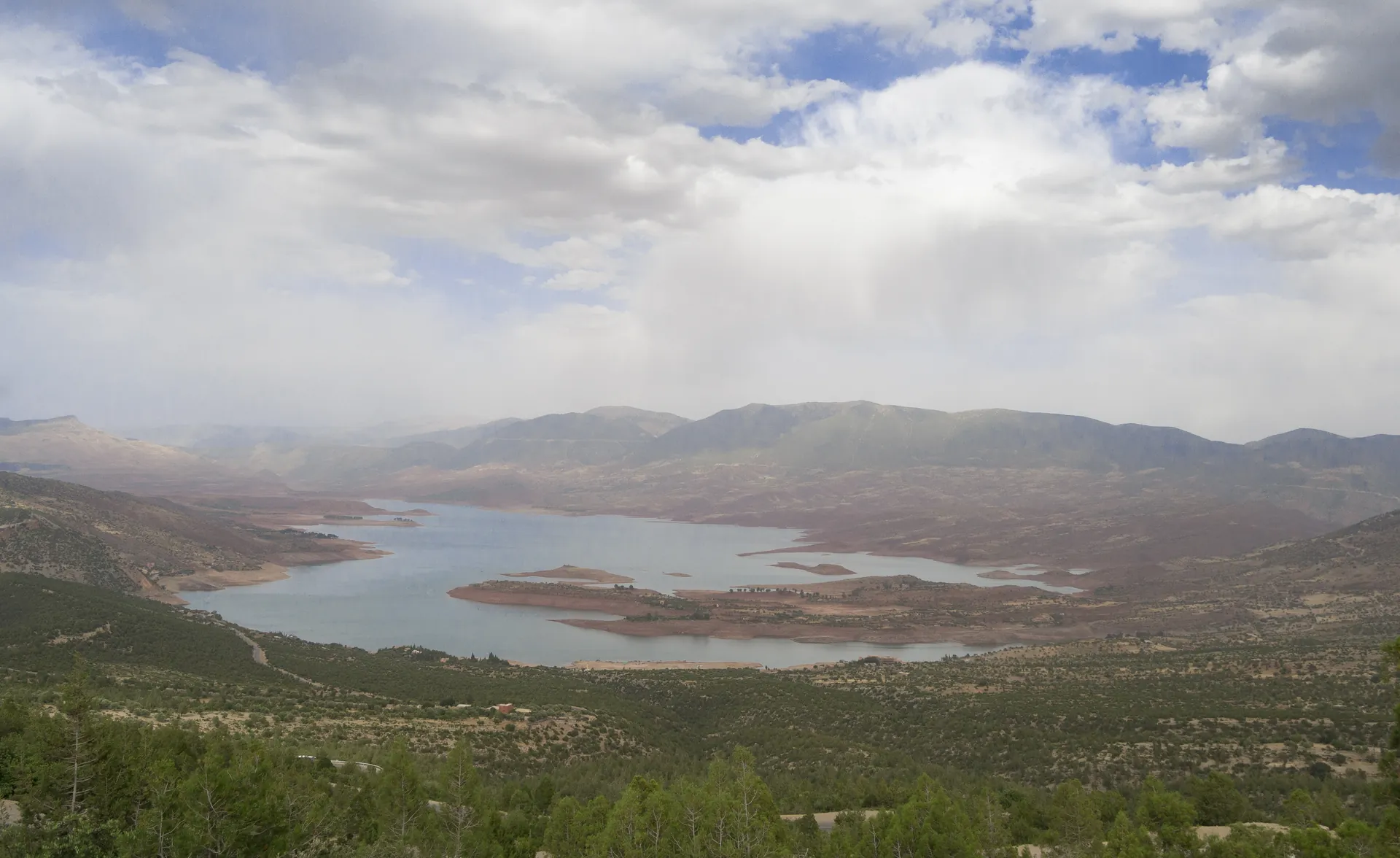 The turquoise water of Bin El Ouidane lake surrounded by Atlas mountain slopes